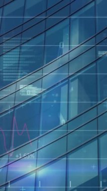 Şehir manzarası üzerinde veri işleme animasyonu. küresel bilim, bağlantılar, veri işleme ve dijital arayüz kavramı dijital olarak oluşturulmuş video.