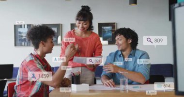 Pazarlama ekibi masadan küp örneği alıyor ve yüzen ölçüler üretiyor, basılı grafikleri inceliyor. İşbirliği, takım çalışması, analitik, modern, iş dünyası, beyin fırtınası, sunum