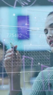 Ofisteki cam tahtaya yazı yazan adamın veri işleme arayüzünün animasyonu. Bilgisayar arayüzü ve iş teknolojisi kavramı