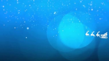 Kar taneleri Bokeh 'in üzerinde sürüklenirken Noel Baba' nın kızak siluetinin şenlikli kış kartı için sola kaymasına neden oluyor. Kış, tatil, kutlama, atmosferik, büyülü, mevsimsel, sakin