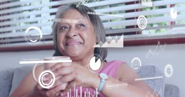 Üst düzey kadın panjurların yanında bardak kaldırıp içkisini yudumlarken aynı zamanda yüzen sağlık tablolarını izliyor. Son sınıf, rahatlama, sağIık, rahat, modern, içgörü, rahatlık.