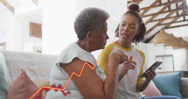 Animasyon çizelgeleri çizerken, kızının telefon ekranına yaslanması, anneye teknik ölçümleri gösteriyor. Nesiller arası, akıl hocalığı, teknoloji, iletişim, güçlendirme, yenilik, ev ortamı