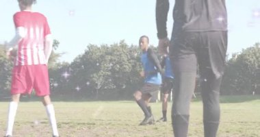 Defansın spor için animasyon hareketleriyle hücum ettiği defans sonrasında gol atmak için top sürüp top sürüyor. Eylem, rekabet, takım çalışması, açık hava, atletik, strateji, heyecan