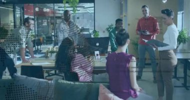 Sunucu tableti tıkırdatıyor ve fikir üretiyor. Takımın etrafında hareketli çizelgeler beliriyor. İşbirliği, beyin fırtınası, yenilik, işyeri, takım çalışması, modern, üretkenlik