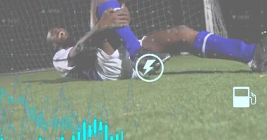 Futbolcu sahada yatarken dizini acıtıyor, sakatlanıyor ikonlara ve spor hekimliği grafiğine neden oluyor. Sporcu, sakatlık, açık hava, stadyum, acı, spor, trafik