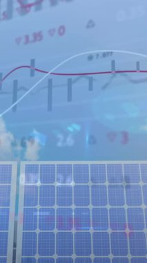 Güneş paneli üzerinden finansal veri işleme animasyonu. küresel iş, finans ve dijital arayüz kavramı dijital olarak oluşturulmuş video.