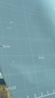 Kafkas erkek marangozun atölyedeki planları üzerinde kırmızı grafik işleme animasyonu. Bağlantı, ağ, veri, küçük işletme ve marangozluk, dijital olarak oluşturulmuş video.