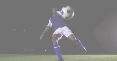 Futbolcu hokkabazlık yapıyor ve top üzerinde voleybol oynuyor. Analiz için sahaya çıkıyor ve grafikler üst üste biniyor. Sporcu, performans, dinamik, eğitim, teknoloji, açık hava, yoğunluk