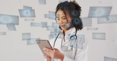 Doktor tableti tutuyor ve sağlık verilerini gözden geçirmek için yüzen tıbbi paneller üretiyor. Tıbbi, teknoloji, fütüristik, arayüz, sağlık, yenilik, dijital