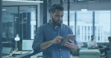 Hapları tıkırdatan adam nabız veri akışını ofiste veri analizine yönlendiriyor. Teknoloji, yenilik, veri görselleştirme, modern çalışma alanı, dijital dönüşüm, işbirliği, gelecekçi