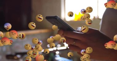 Akıllı telefon dinleyici ekranı tutan kadın, emoji bulutunun reklamlar için çoğalıp dağılmasına neden oluyor. Etkileşimli, dijital, animasyon, iletişim, sosyal, canlı, oyuncu