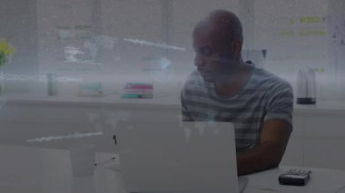 Yazılım geliştiricisi klavyeyi tıklatıyor ve veri analizi için holografik harita kodlarını etkinleştiriyor. Teknoloji, analitik, yenilik, modern, profesyonel, dijital, çalışma alanı