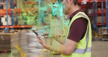 Depo teknisyenleri tableti tıkıyor ve sabit şapka takarken AR envanter verilerini ortaya çıkarıyor. Teknoloji, lojistik, endüstriyel, dijital, verimlilik, yenilik, imalat