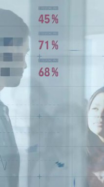 Ayakta duran ve fikirleri paylaşan farklı iş arkadaşlarının çok renkli bilgi arayüzlerinin animasyonu. Dijital bileşik, çoklu pozlama, rapor, iş dünyası, küresel planlama ve takım çalışması kavramı.