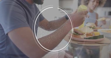 Erkek sandviçe hardal sıkarken kadın yemek dersini ısırırken dalga biçimi örtüsü oluşturuyor. Kahvaltı, çift, gündelik, modern, dijital, animasyon, iç mekan