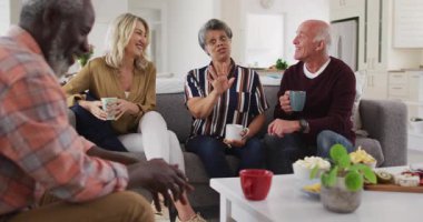 Oturma odasında çevresel verileri tartışan arkadaşlar AR 'ın rüzgar türbinlerini, ölçümleri, kod akışını ateşliyor. İşbirliği, sürdürülebilirlik, yenilik, teknoloji, toplum, konfor, çevre dostu