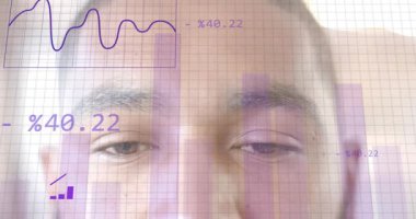 Denek gözlerini açarken dijital ızgara hattı ve çubuk grafikleri güncelleniyor ve teknolojik verileri analiz ediyor. Gelecekçi, analitik, görselleştirme, teknoloji, yenilik, dijital, ilerleme