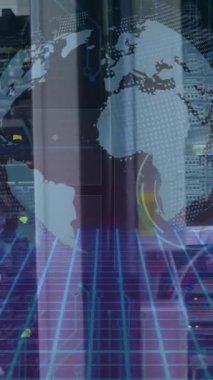Sunucuların üzerindeki dünya ve verilerin animasyonu. Ağ, bağlantılar, veri işleme ve teknoloji konsepti dijital olarak oluşturulmuş video.