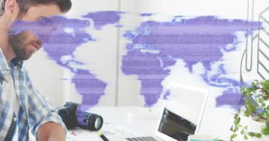 Bilgisayarı takip eden adam, saydam harita kaymasını sağlıyor. Bilgisayar verilerini görselleştiriyor. Profesyonel, çalışma alanı, dijital, yenilik, analitik, tasarım, yaratıcı