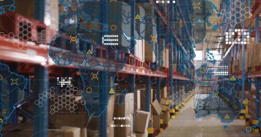 Depo koridorunda, dağıtım merkezindeki palet raflarında kutular, kalın ve harita kaplamalı. Lojistik, tedarik zinciri, sanayi, altyapı, kargo, nakliye, ulaşım