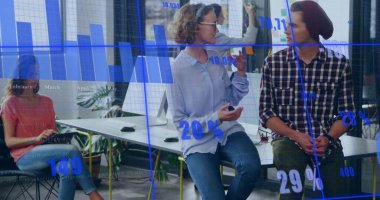 Modern ofisteki bar grafikleriyle ilgili verileri kablosuz bilgisayar faresiyle analiz eden iş arkadaşları. Takım çalışması, yenilik, beyin fırtınası, üretkenlik, çağdaş, dijital, çalışma alanı