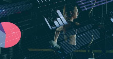 Spor salonunda spor sutyen giyen sporcu plakaların ve veri örtüsünün arasında ip tutuyor. Fitness, teknoloji, yenilik, güç, eğitim, dijital, atletizm