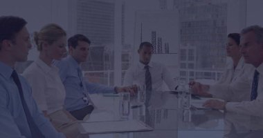 Ofisteki cam masanın etrafında su bardaklarıyla altı iş adamı dokümanı tartışıyor. Şirket, işbirliği, modern, takım çalışması, ufuk çizgisi, yürütme, müzakere