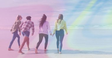 Deniz kıyısında güneş gözlükleriyle ufka doğru çıplak ayakla yürüyen dört arkadaş. Doğal, boş zaman, sahil, arkadaşlık, rahatlama, açık hava, gündelik