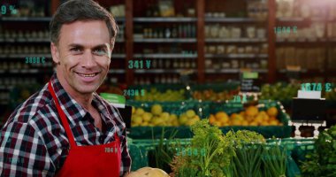 Elinde balkabağı, kırmızı önlük giyen satıcı dijital fiyat etiketleri ve sandıkların olduğu bir reyon üretiyor. Taze ürün, perakende, kırsal, canlı, sağlıklı, alışveriş, tarladan sofraya