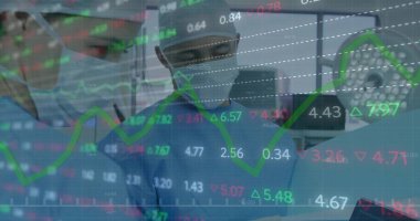 Mavi önlüklü cerrah, ameliyathanedeki cerrahi monitörleri finansal grafik kaplamalı olarak inceliyor. Tıbbi, sağlık, finans, teknoloji, analiz, işbirliği, yenilik