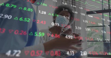 Önlüklü hemşire, klinikteki maskeli hastaya basınç kelepçesi takıyor. Sağlık, sağlık, profesyonellik, sağlık, analiz, teknoloji, danışma