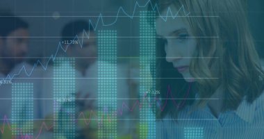 Çizgili gömlekli kadını incelemek, bar analizi, ofiste cam bölme çizgileri, fotokopi alanı. Veri görselleştirme, takım çalışması, analitik, kurumsal, yenilik, dijital, işbirliği