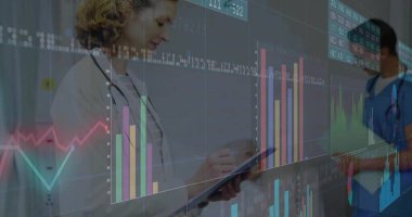 Tablet tutan kadın doktor, hastane koridorundaki çizelgeleri palto, steteskop ve kimlik kartıyla kontrol ediyor. Tıbbi, sağlık, analitik, dijital, profesyonel, klinik, veri