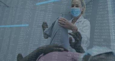 Laboratuvar önlüklü ve maskeli bir terapist. Sınav koltuğunda kod kaplamalı diz esnemesine yardım ediyor. Tıbbi, rehabilitasyon, minimalist, sağlık, profesyonel, terapötik, teknoloji