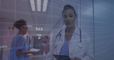 Elinde tablet, steteskop, elinde tablet, elinde grafik ve dijital grafiklerle ayakta duran kadın doktor. Tıbbi, sağlık, klinik, tanı, profesyonel, modern, müdahale