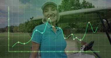 Sahada golf arabasının yanında duran polo tişörtlü bir golfçü. Çizgi çizgisi üst üste binmiş. Açık hava, eğlence, fitness, eğlence, spor, takım çalışması, sofistike