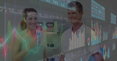 Gülümseyen fitness partnerleri spor salonunda spor kıyafetlerini giyerler, analitik kaplamalı su şişeleri tutarlar. Sağlık, motivasyon, güç, performans, veri görselleştirme, modern, sağlıklılık