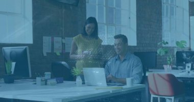 İş arkadaşları açık planlı ofiste dizüstü bilgisayarlı akıllı telefonla raporları tartışıyor. Modern, işbirlikçi, çalışma alanı, profesyonel, enerjik, yaratıcı, üretkenlik