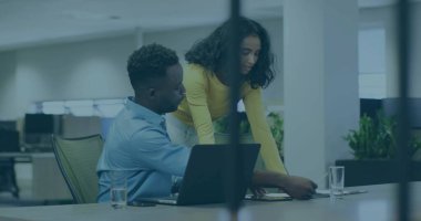 İş kıyafetleri giymiş iş arkadaşlarını dizüstü bilgisayar ve su bardaklarıyla çalışma masasında incelemek. İşbirliği, takım çalışması, profesyonel, kurumsal, modern, üretkenlik, iletişim