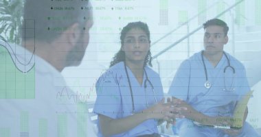 Hastane merdivenlerinde önlük ve palto giyen, sarı klasörlü üç sağlık görevlisini tartışıyorlar. Tıbbi ekip çalışması, sağlık işbirliği, hastane ortamı, profesyonel tartışma