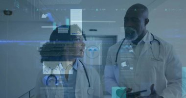 Verileri gözden geçiriyorum, laboratuvar önlüklü doktorlar stetoskop tabletleriyle acil servis koridorunda danışmanlık yapıyorlar. Tıbbi, işbirliği, fütüristik, sağlık teknolojisi, profesyonel, analitik, tanı