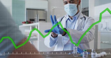 Laboratuvar önlüklü doktor klinikte mavi eldiven takıyor, malzeme ve veri grafikleriyle birlikte. Sağlık, tıbbi, bilim, teşhis, profesyonellik, klinik, veri görselleştirme