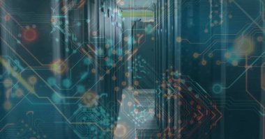 Parlayan sunucu dolapları sunucu odası koridorunda LED ışıkları, devre kaplamaları ve kablolar var. Teknoloji, veri, siber güvenlik, dijital, yenilik, yüksek teknoloji, ağ