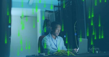 Bilgi işlem teknisyeni kareli gömlek giyiyor, sunucu odasındaki dizüstü bilgisayarlardaki ipli izleme sunucuları, sunucu rafları. Teknoloji, siber güvenlik, dijital, ağ, veri merkezi, altyapı, yenilik