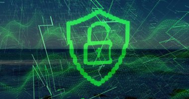 Pikselleştirilmiş yeşil kalkan okyanus ufkunda yüzen ızgara hatlarıyla birlikte asma kilidi gösteriyor. Siber güvenlik, dijital, teknoloji, güvenlik, ağ, yenilik, fütürist