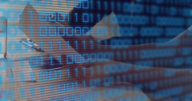 Düğmeli tişört giyen, not defterine yazan, iş yerinde dizüstü bilgisayarda yazan, ikili kodlu bir adam. Teknoloji, veri, programlama, yenilik, dijital, odaklanma, üretkenlik