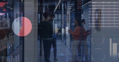 Ofis koridorundaki verileri inceleyen ekip akıllı telefon, tablet ve klasörle inceliyor. Gelecekçi, işbirlikçi, gösterişli, yenilikçi, kurumsal, profesyonel, teknoloji