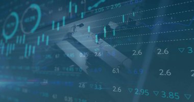 Toplantı odasındaki mali tabloları ve dizüstü bilgisayarları inceleyen ekip kalemleri inceliyor. Şirket, takım çalışması, yenilik, analitik, profesyonel, strateji, modern