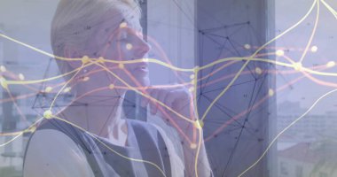 Ofis penceresinden üst düzey yöneticinin çenesine bakarak ağ görselleştirmesi. Profesyonel, düşünceli, modern, teknoloji, şirket, ufuk çizgisi, ilham