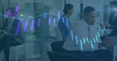 Beyaz gömlekli ve kravatlı yetişkin adam dinlenme odasında tablet okuyor. Finansal tablolar üst üste geliyor. Profesyonel, iş, takım çalışması, modern, minimalist, kurumsal, finans